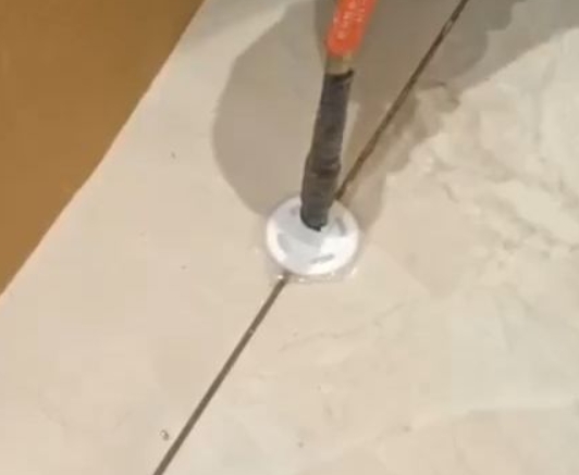 振兴瓷砖空鼓维修公司专业解答瓷砖在铺贴过程中，如果没有涂抹均匀到位的粘结材料（如水泥砂浆或瓷砖胶），可能会导致以下问题